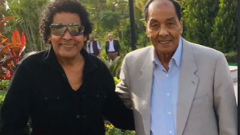 بصورة تجمعه بالراحل .. الكينج محمد منير ينعى رحيل المشير طنطاوى