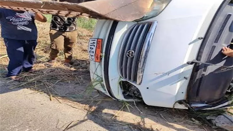 بالأسماء.. إصابة 12 شخصا فى إنقلاب ميكروباص بطريق 