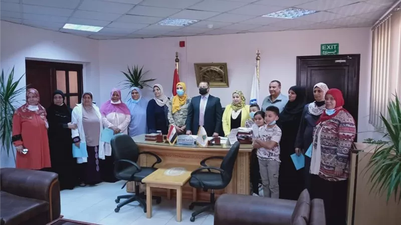 الدخاخني يُكرم ١٣ من العاملين بمستشفيات جامعة بنها