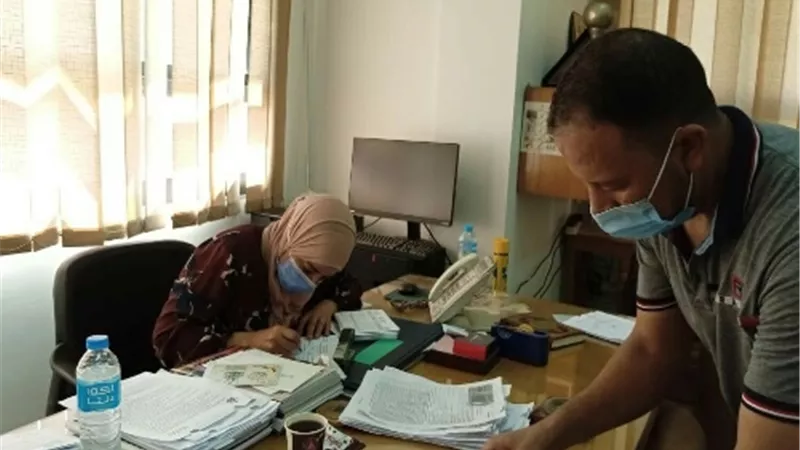 تلقي الجرعة الأولى من التطعيم ضد كورونا للعاملين بالقوى العاملة بالغربية