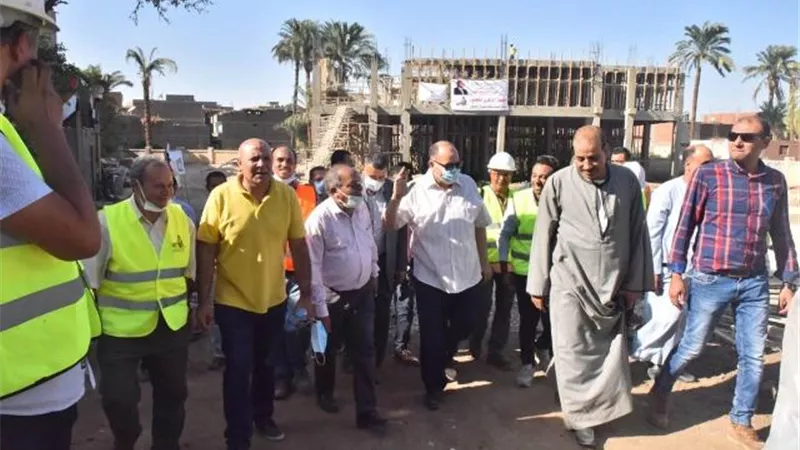 محافظ أسيوط يتفقد أعمال إنشاء مجمع الخدمات الحكومية والمجمع الزراعي بقرية الواسطى