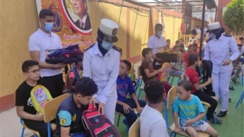 استمرارا لتفعيل مبادرة كلنا واحد .. الداخلية تهدى حقائب مدرسية مجاناً لتلاميذ عزبة الهجانة