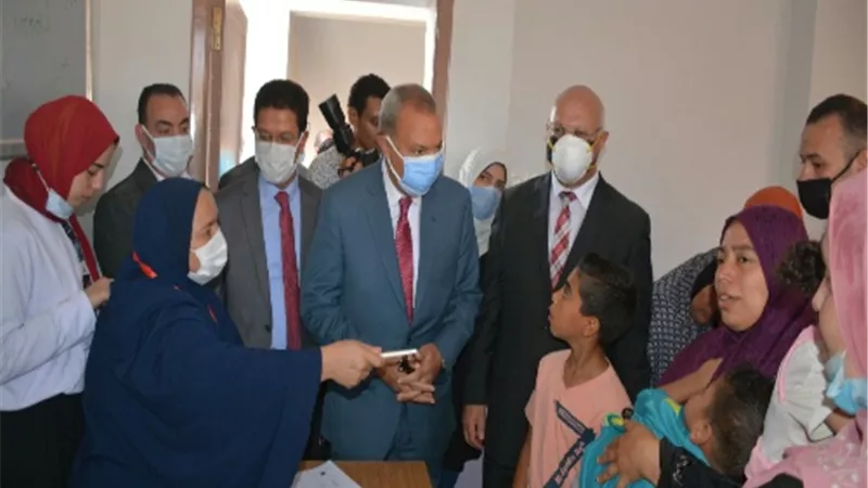 الهجان والجيزاوي يتفقدان قوافل جامعة بنها الطبية بشبين القناطر