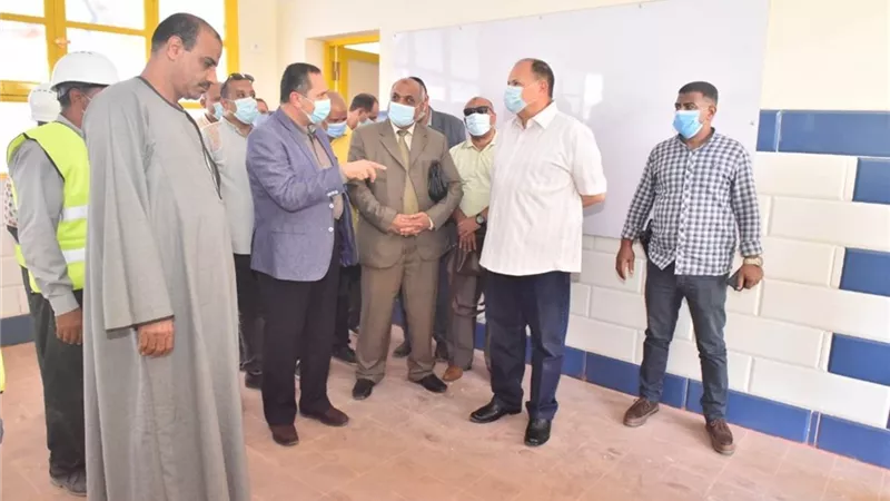 محافظ أسيوط ورئيس هيئة الأبنية التعليمية يتفقدان أعمال إنشاء مدرسة عمر طه للتعليم الأساسي بقرية الواسطى