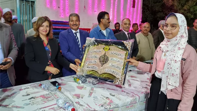 خضارى يكرم أوائل مدارس قرية الطويرات بقنا