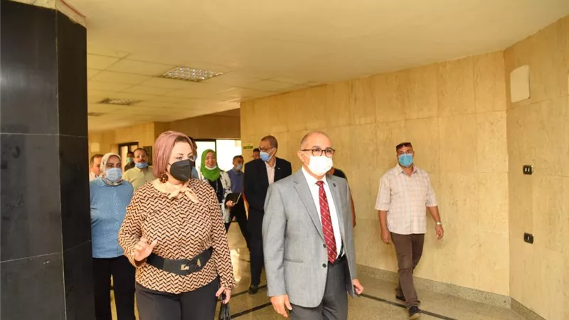 رئيس جامعة أسيوط فى جولة تفقدية بأرجاء المبنى الإدارى لإعادة تخصيص عدد من قاعات ووحدات المبنى