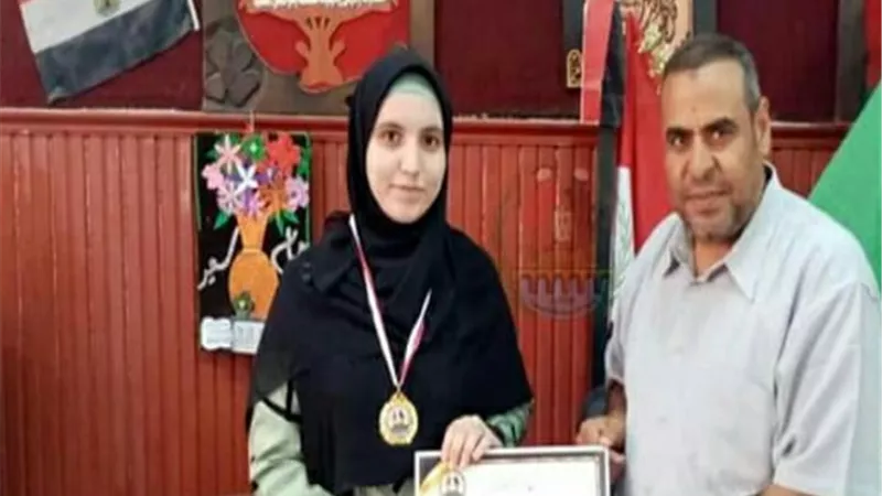 مدير تعليم غرب شبرا يُكرم الفائزة بالمركز الثاني على الجمهورية في مسابقة القراءة الحرة