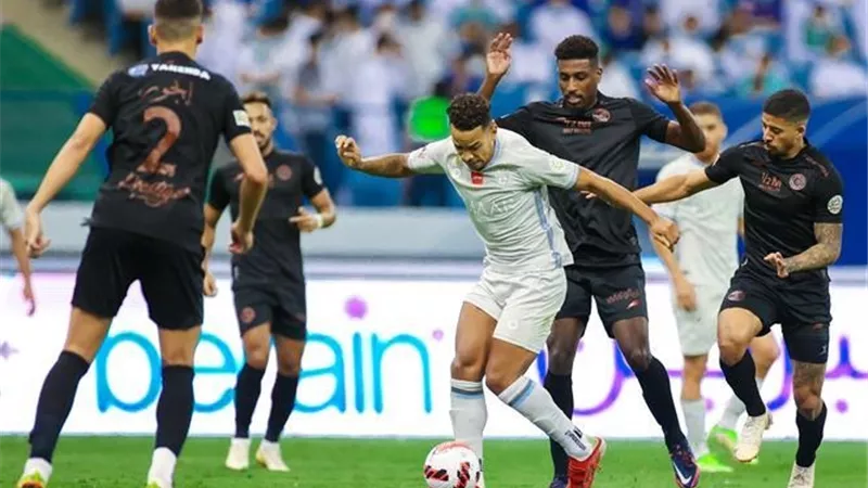 الشباب يحرم الهلال من صدارة الدورى السعودى فى ديربى مثير