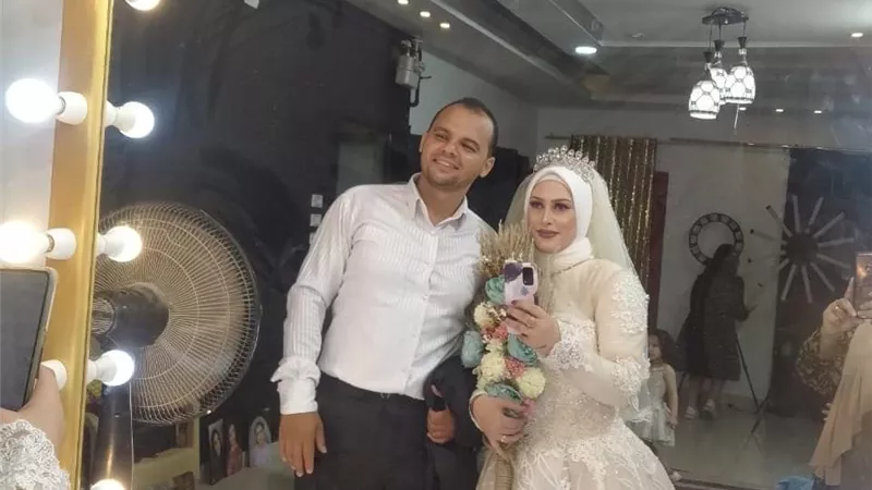 زوجان بالزقازيق يحييان حفل زفافهما في عيد زواجهما الخامس بصحبة أطفالهما