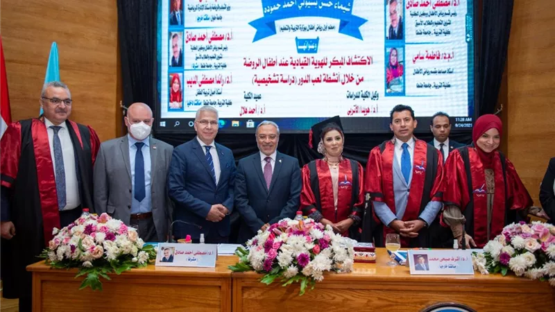 وزير الشباب والرياضة يناقش رسالة ماجستير بجامعة طنطا