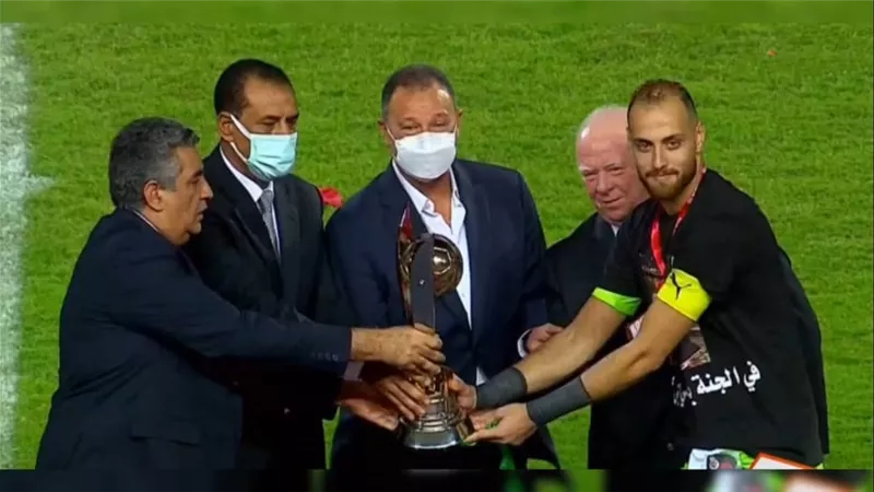 جلسة للجهاز الفني ولاعبي الطلائع للتهنئة وإلتقاط الصور التذكارية مع كأس السوبر