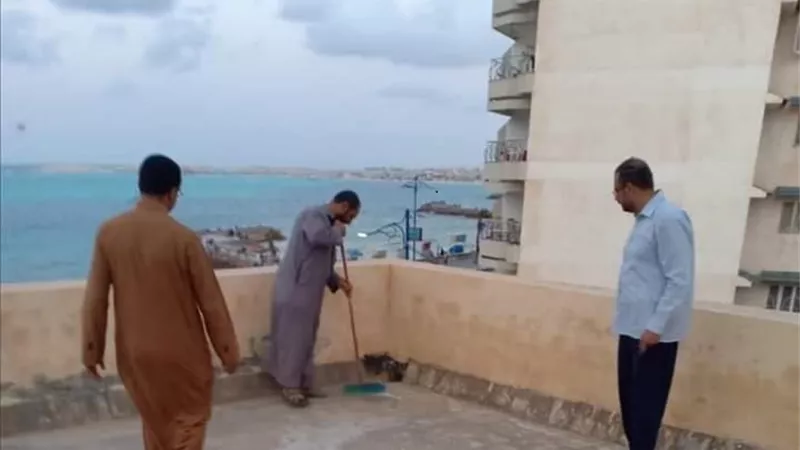 حملة لتنظيف اسطح مساجد مطروح قبل موسم الامطار