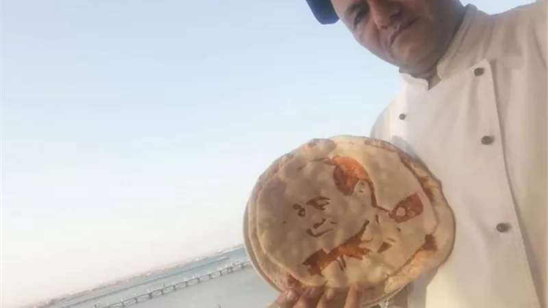 الشيف خالد يرسم صورة الراحل على البيتزا بفنادق الغردقة