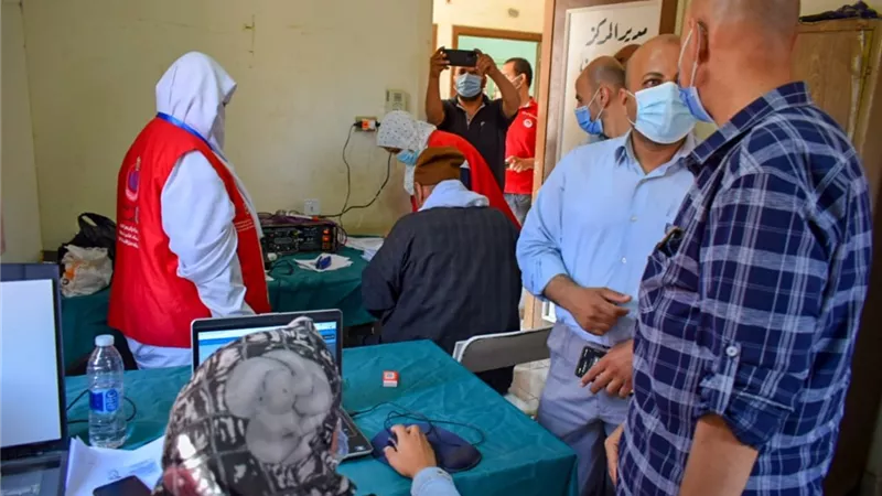 وكيل وزارة الصحة بالشرقية يتابع تطعيم المواطنين بلقاح كورونا بمركز ومدينة ههيا