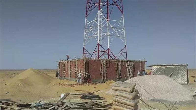 بدء تركيب أول برج اتصالات داخل أراضى مشروع الـ١.٥ مليون فدان بمنطقة المغرة بجنوب العلمين.. صور