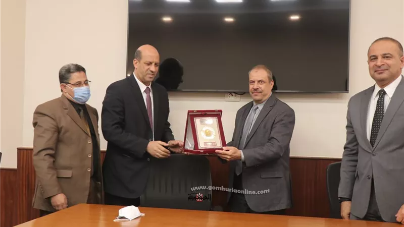 جامعة أسيوط تقدم درعها تكريماً لوكيل وزارة التخطيط بمناسبة بلوغه السن القانونية للمعاش