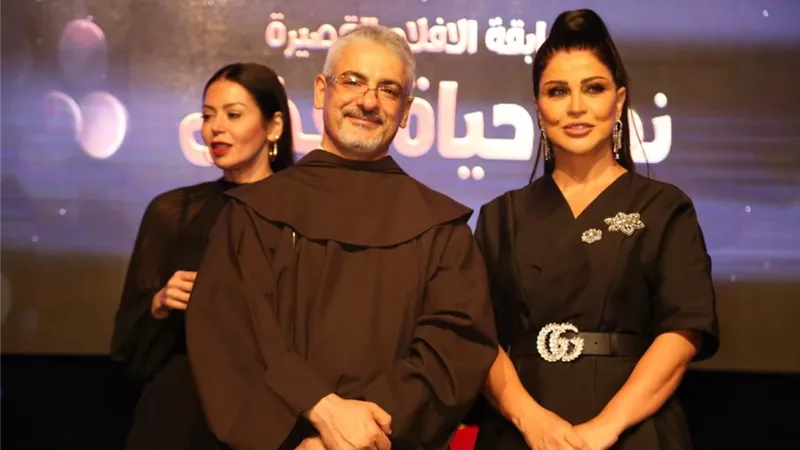 الأب بطرس دانيال يكرم جومانا مراد فى حفل توزيع جوائز مسابقة الأفلام القصيرة