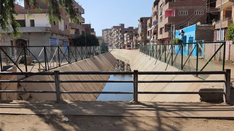 محافظ المنوفية : تركيب أسوار حديدية علي جانبي ترعة ديا الكوم داخل الكتلة السكنية ... صور