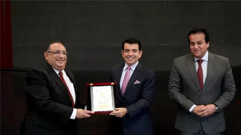 درع المجلس الأعلى للجامعات المصرية للمدير العام للإيسيسكو