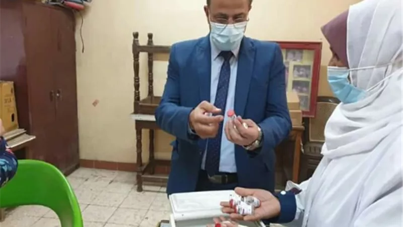 وكيل الصحة بالقليوبية يتفقد مراكز التطعيم بلقاح كورونا في طوخ وبهتيم وشبرا