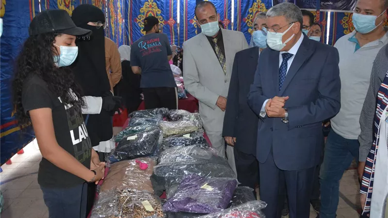 30 الف قطعة ملابس للاسر الاولى بالرعاية فى معرض الزى المدرسى بالمنيا