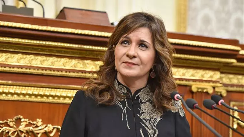 السفيرة نبيلة مكرم تستقبل وزيرة الهجرة الهولندية بمطار القاهرة الدولي