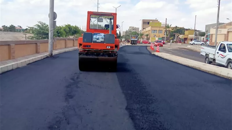 رصف طريق الكاكولا بالاسماعيلية بعد حل مشاكل المرافق وتغيير مواسير الاسبستوس