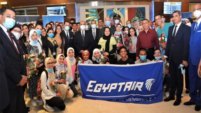 وزير الطيران يودع أوائل الثانوية العامة قبل سفرهم إلى دبي ضمن 