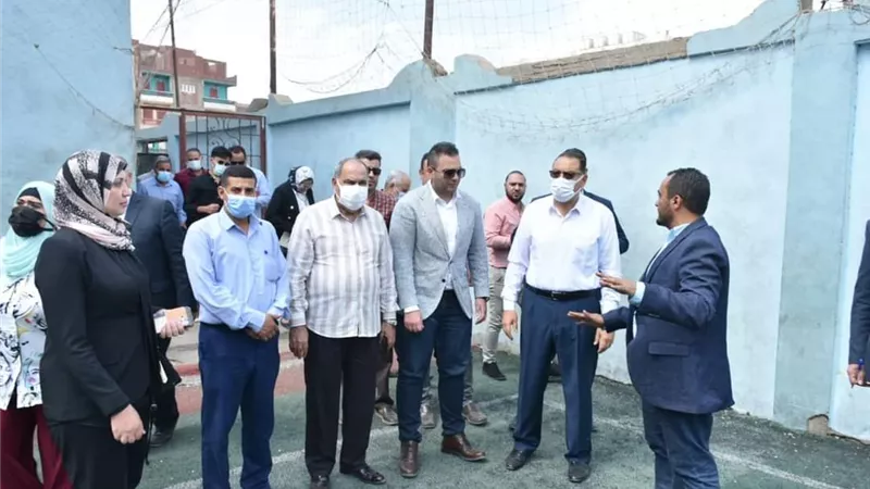 محافظ الشرقية يتفقد ترعة عزبة الزناتي ومركز شباب التلين بمنياالقمح