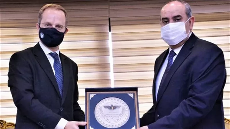 وزير الطيران يبحث مع سفير بريطانيا بالقاهرة دعم حركة الطيران بين البلدين