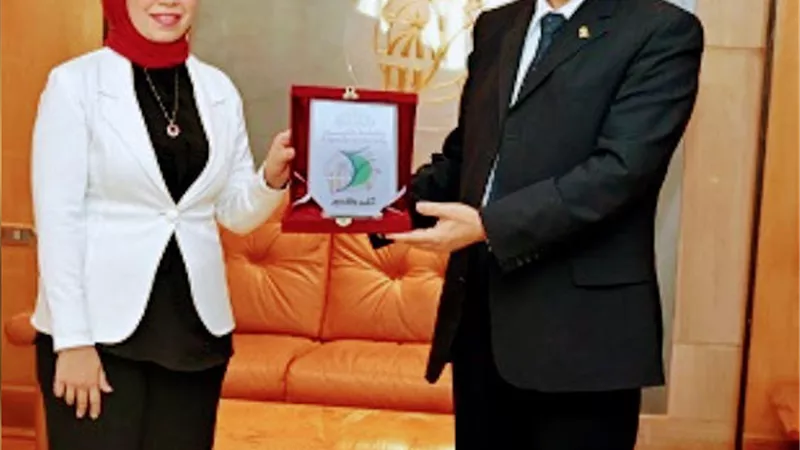 رئيس جامعة الفيوم .. يكرم 