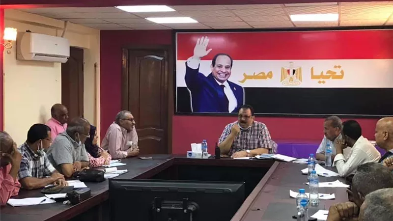 فى اول يوم عمل .. رئيس مدينة سفاجا يجتمع بمديرى الإدارات بالوحدة المحلية
