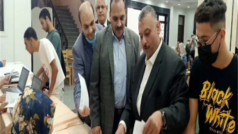 نائب رئيس جامعة بنها يتفقد إجراءات الكشف الطبي وتطعيم الطلاب بلقاح كورونا