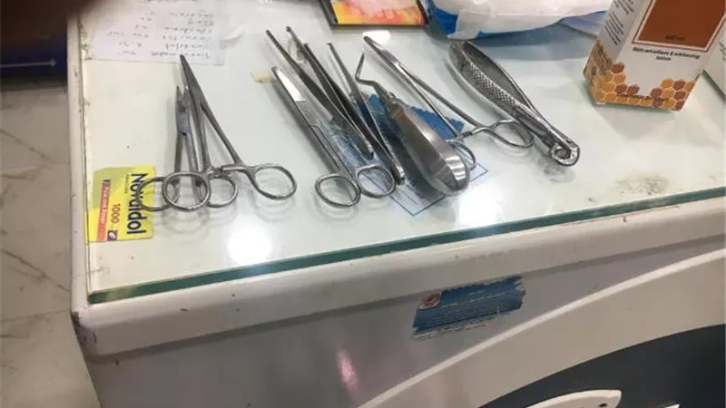 ضبط عيادة لعلاج الأسنان داخل صيدلية بالشرقية ..صور