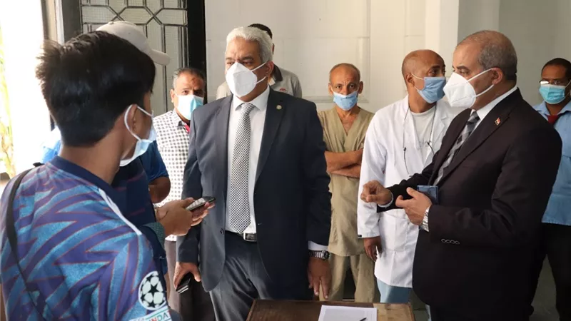رئيس جامعة الأزهر يتفقد نقاط التطعيم بفرع الجامعة في الدراسة
