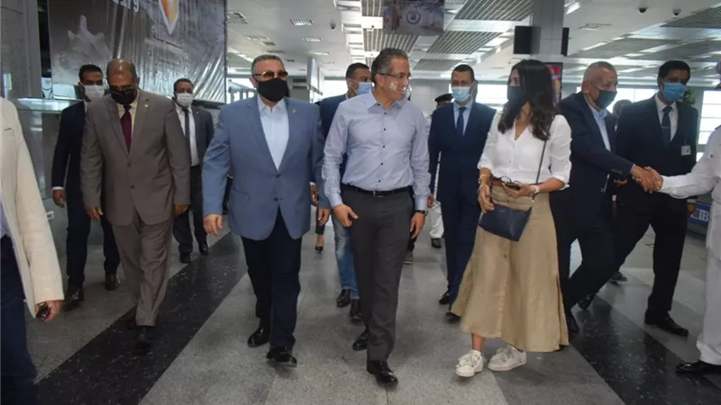 محافظ البحر الأحمر يستقبل وزير السياحة بمطار الغردقة الدولي