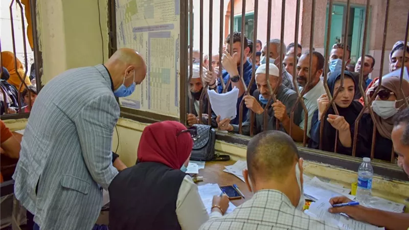 في لفتة إنسانية..مدير صحة الشرقية يوجه سيارته بتوصيل سيدة مسنة لمنزلها بعد حصولها على لقاح كورونا