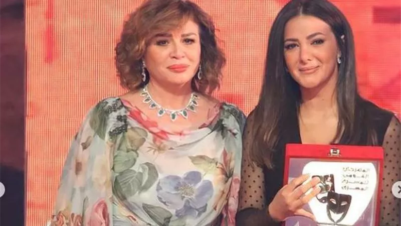 بعد بكائها .. الهام شاهين توجه رسالة لـ دنيا سمير غانم