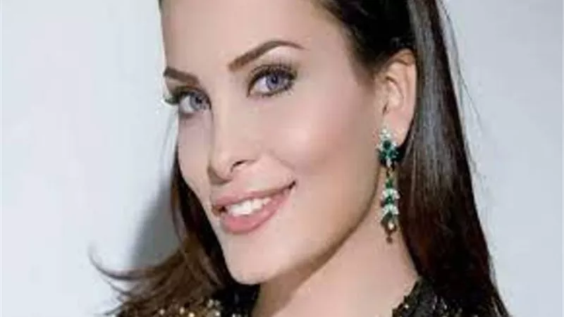 بالأصفر .. إطلالة ساحرة ل 
