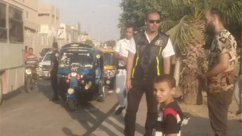 جهاز بدر يحرر 75 محضر ويتحفظ على 12 توتوك بالتعاون مع قسم الشرطة والمرور.. بالصور