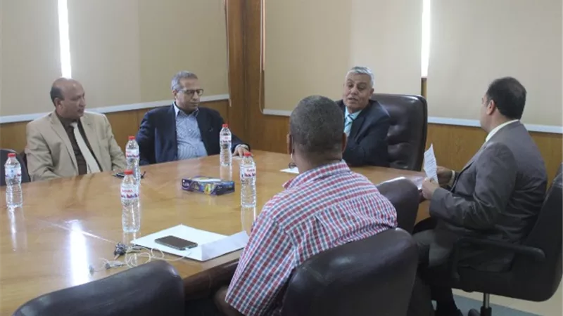 رئيس جامعة جنوب الوادى يجتمع بلجنة البرامج الجديدة والمطورة بالجامعة