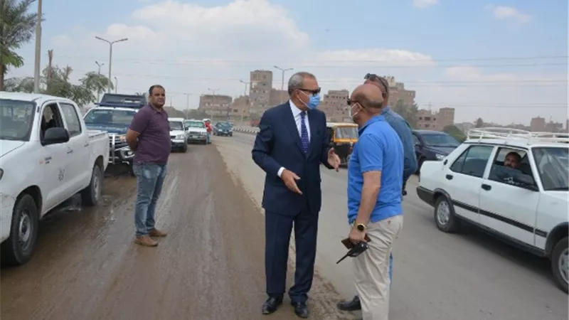المحافظ فى شوارع شبرا الخيمة والخصوص لمتابعة أعمال النظافة ورفع الإشغالات