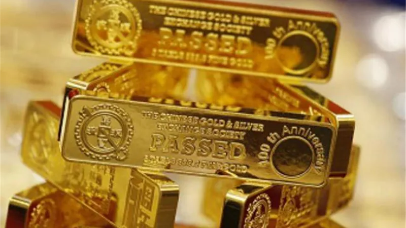 الذهب يهوى لأدنى مستوى والدولار يرتفع
