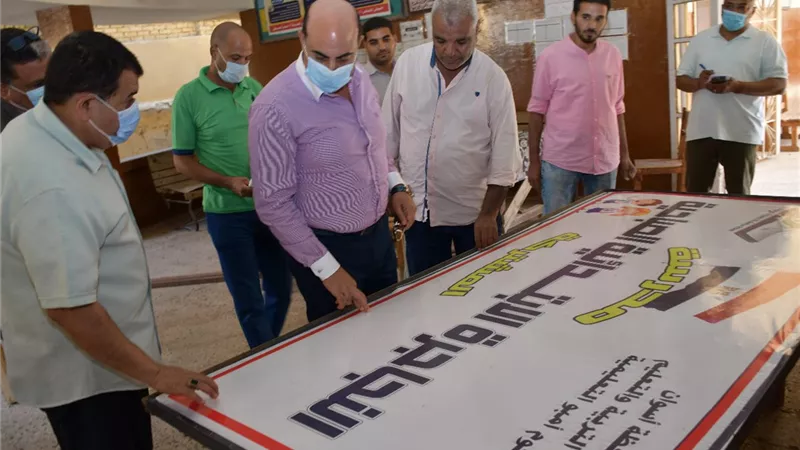محافظ أسوان يفاجئ المسئولين بزيارة مدينة كوم أمبو ويصرف 20 ألف جنيه لمدرسة النجاجرة ومكافأة مديرها