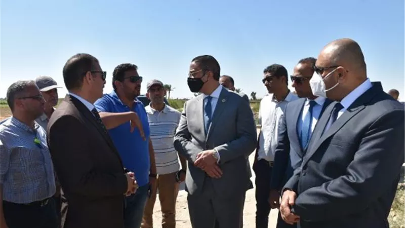 محافظ الفيوم والرقابة الإدارية يتفقدان أعمال تبطين الترع بمركز طامية