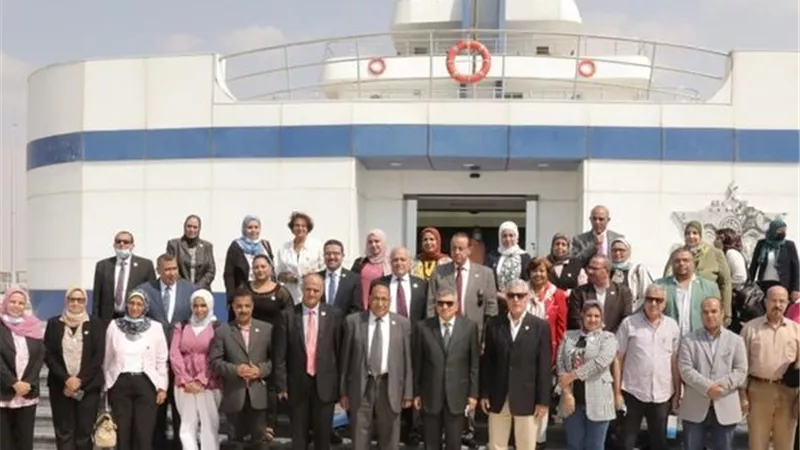 الفريق ربيع يستعرض المشروعات التنموية بقناة السويس مع وفد جمعية كتاب البيئة والتنمية المصرية ..صور