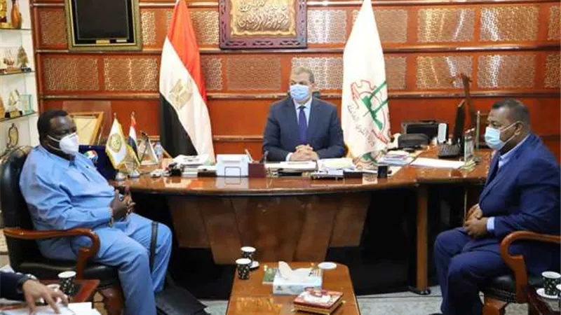 سعفان يبحث مع رئيس اتحاد عمال كينيا عمل مشروع زراعي مشترك