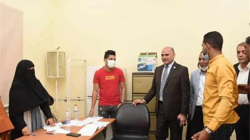 رئيس جامعة الأقصر يتابع إجراءات توقيع الكشف الطبي لطلاب كلية الألسن