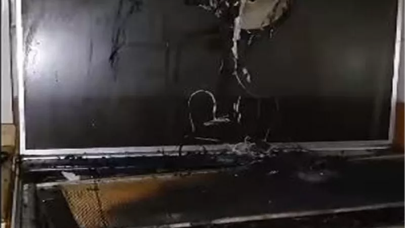 أمى إيديها اتحرقت.. نجاة منة فضالى ووالدتها من الموت بعد نشوب حريق فى منزلهما.. فيديو
