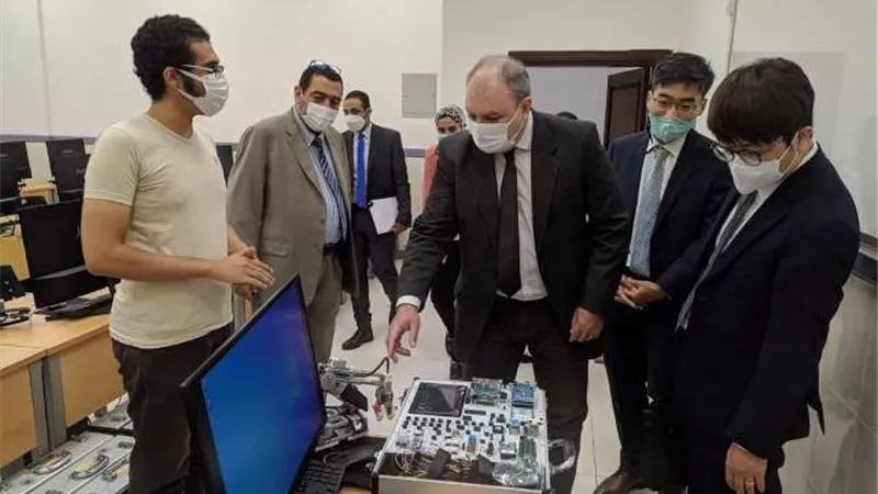 رئيس جامعة بنى سويف التكنولوجية يستقبل وفد من الوكالة الكورية (كويكا)